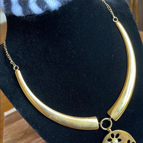 Chic Gold Floral Pendant Necklace - Picture 2 of 6